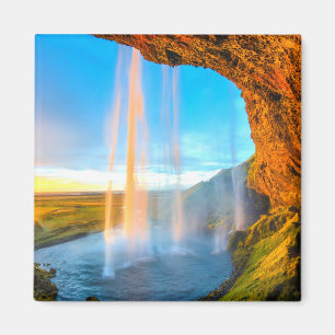 Aimant Cascade au-dessus des rochers Photographie de la n