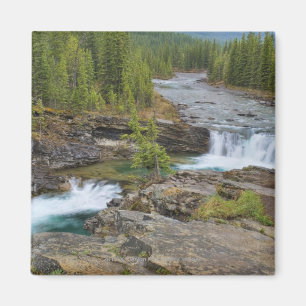 Aimant Cascade dans les montagnes rocheuses canadiennes