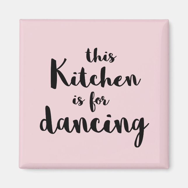 Aimant Cette cuisine est pour danser la calligraphie rose (Devant)