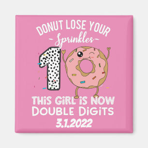 Aimant Cette fille est maintenant double chiffres 10e ann