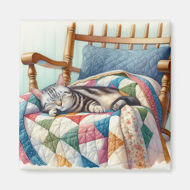 Aimant Chat gris doux dormant sur une courtepointe (Devant)