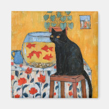 Chat noir curieux regardant un aquarium