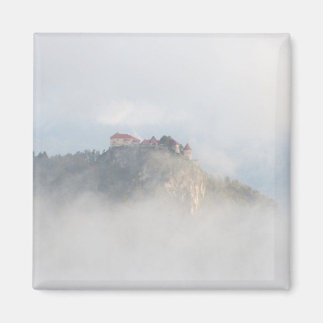 Aimant Château de chaume entouré de nuages (Devant)