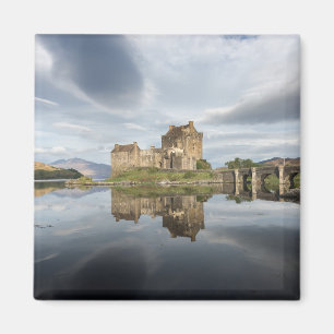 Aimant Château d'Eilean Donan avec la réflexion en Ecosse