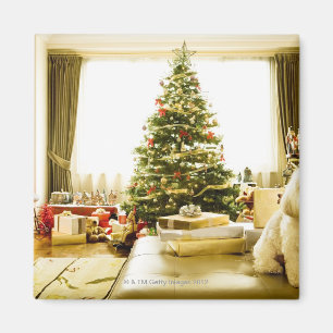 Aimant chien posant devant le sapin de Noël