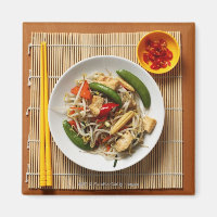 Chinois remuer les légumes frits avec des piments