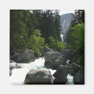 Aimant Chutes vernales à la distance à Yosemite