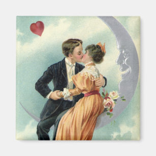Aimant Couple victorien vintage s'embrassant sur un crois