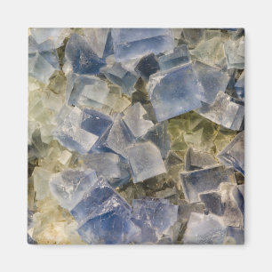 Aimant Cristaux fluorites bleus dans la matrice