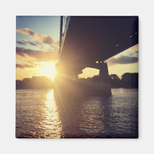 Aimant croisière au coucher du soleil sur le fleuve missi