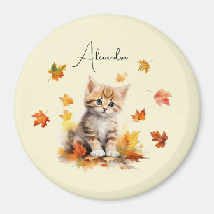 Aimant Cute Orange Tabby Kitten dans les feuilles d'autom