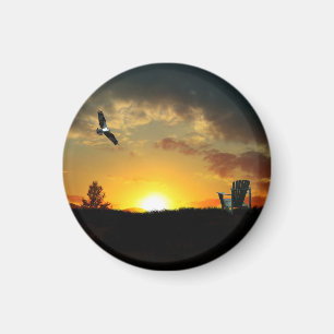 Aimant de prairie grasseuse du coucher du soleil j