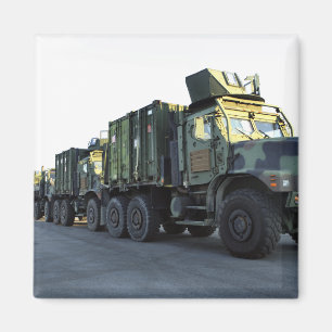 Aimant Des camions blindés sont assis sur la jetée à More