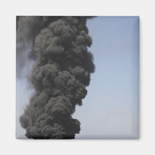 Aimant Des nuages sombres de fumée et de feu émergent