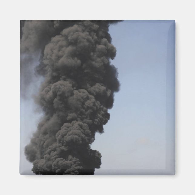 Aimant Des nuages sombres de fumée et de feu émergent (Devant)