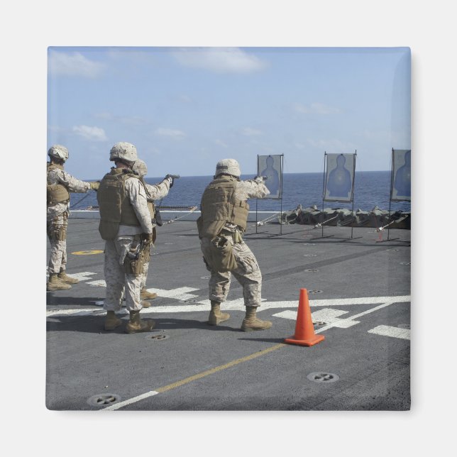 Aimant Des policiers militaires s'entraînent avec le Berr (Devant)