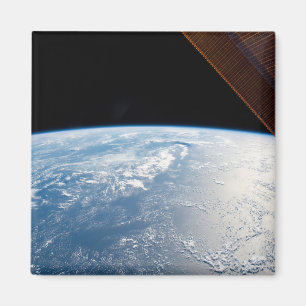 Aimant Des Poutres De Soleil Au Bord Des Eaux De L'Océan 