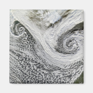 Aimant Deux cyclones formés en tandem au sud de l'Island