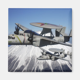 Aimant Deux Hawkeyes E-2C effectuent un vol