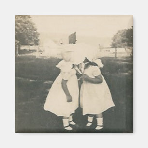 Aimant deux petites filles embrassant l'aimant