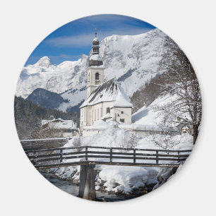 Aimant Eglise dans la neige avec les Alpes