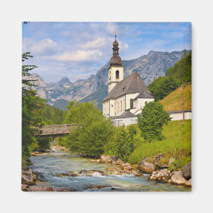 Aimant Église de montagne avec paysage de ruisseau