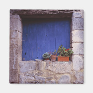Aimant Europe, France, Cereste. Une porte bleue ajoute de