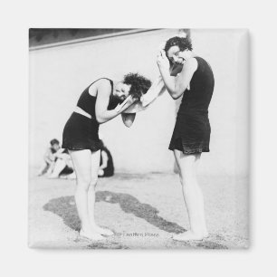 Aimant Femmes séchant leurs cheveux à la plage