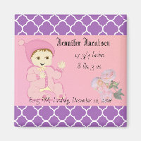 Fille bébé en rose avec fleurs