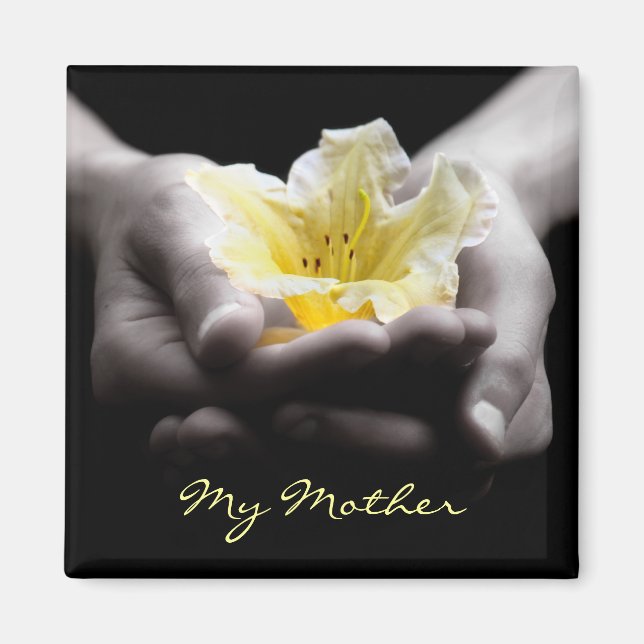Aimant Fleur Jaune Dans Les Mains Pour Mère (Devant)