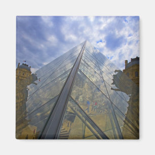 Aimant France, Paris. Nuages reflétés sur le Louvre