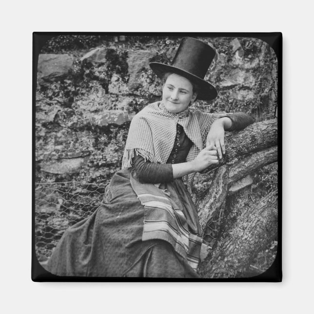 Aimant Galloise Robe Traditionnelle Fille Vers 1890 (Devant)