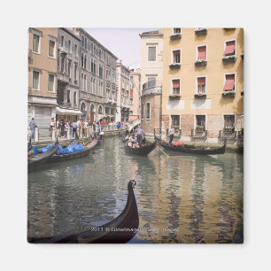 Aimant Gondoles dans un canal, Venise, Italie
