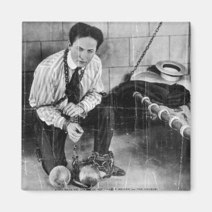 Aimant Harry Houdini sur le point de s'échapper de prison