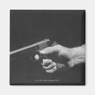 Aimant Homme tenant l'arme à feu