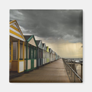 Aimant Huttes de plage dans un orage   Southwold d'été