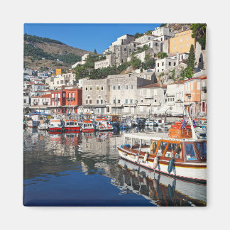 Aimant Hydra a certainement le port le plus pittoresque d