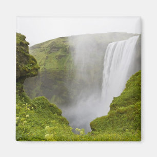 Aimant Islande. La cascade de Skogarfoss plonge sur un