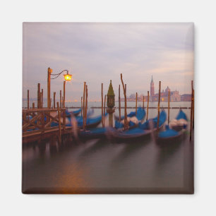 Aimant Italie, Venise. Gondoles ancrées au crépuscule.