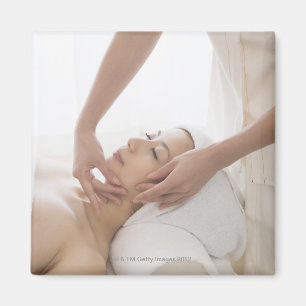 Aimant Jeune femme avec massage facial