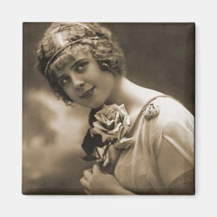 Aimant jolie fille avec un rose