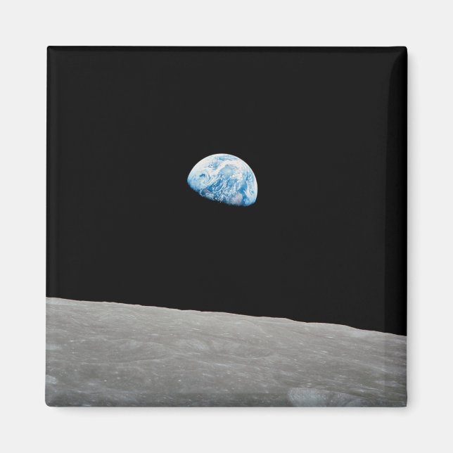 Aimant La Terre S'Élève Au-Dessus De L'Horizon Lunaire. (Devant)
