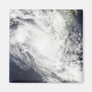 Aimant Le cyclone tropical Fami plane au-dessus du