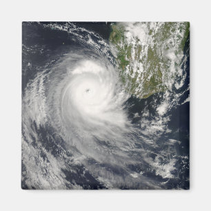 Aimant Le cyclone tropical Favio au large de Madagascar
