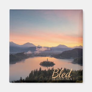 Aimant Le lever de soleil au-dessus du lac a saigné
