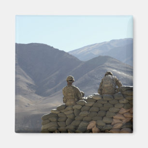 Aimant le matériel de transmissions de course de soldats