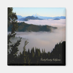 Aimant Le mont Lassen au-delà du lac de brouillard....