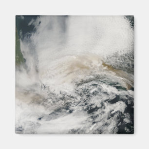 Aimant Le pic de Sarychev traversant la mer d'Okhotsk