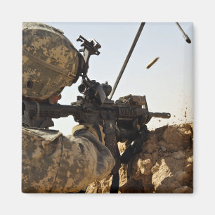 Aimant le soldat engage les forces ennemies