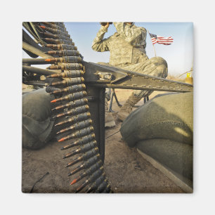 Aimant le soldat surveille pour l'activité ennemie